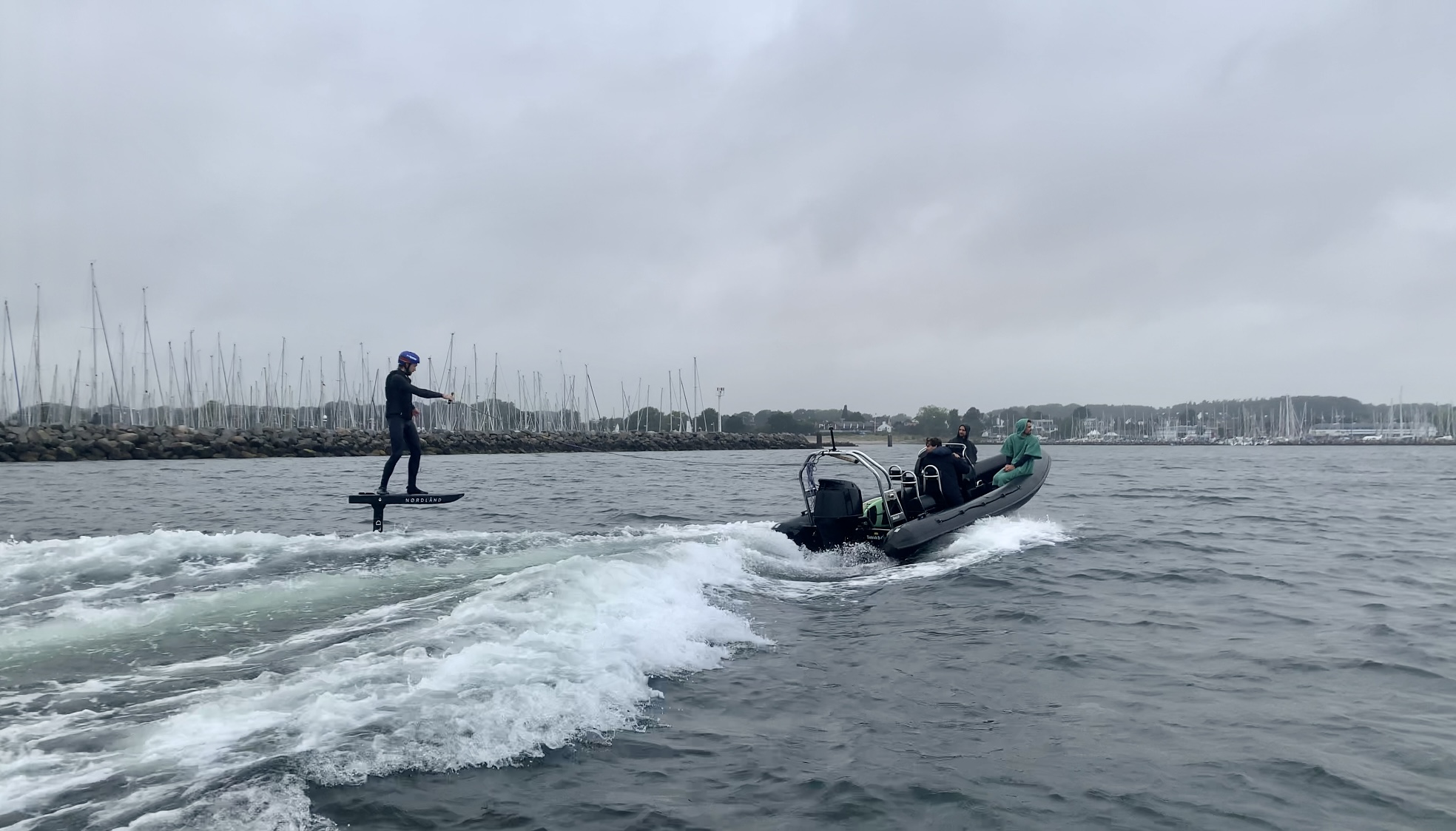 Surf-Foilen hinter dem Motorboot auf der Ostsee vor Schilksee